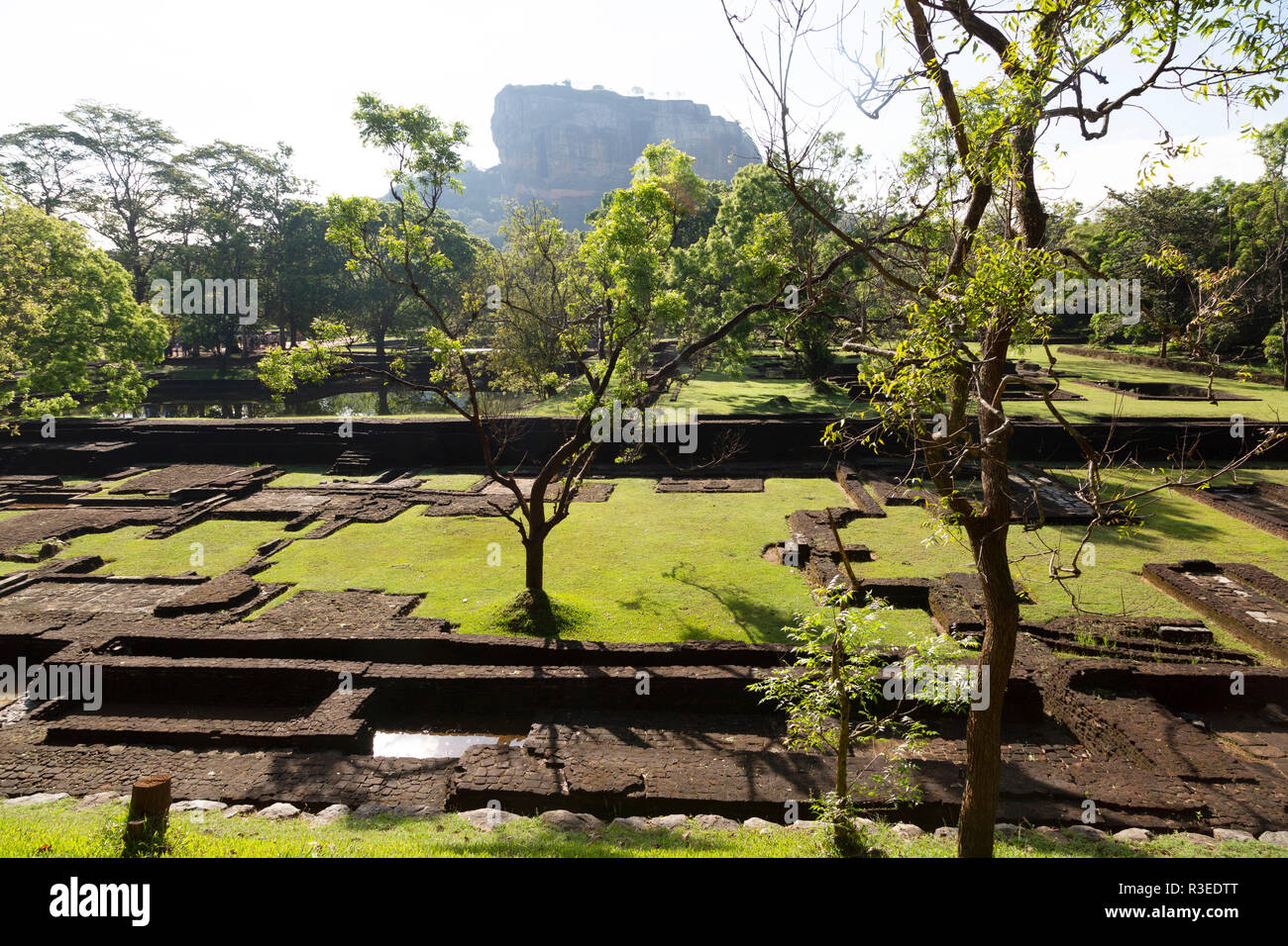 Rovine del giardino di piacere al di sotto di Sigiriya rock in Sri Lanka. Foto Stock