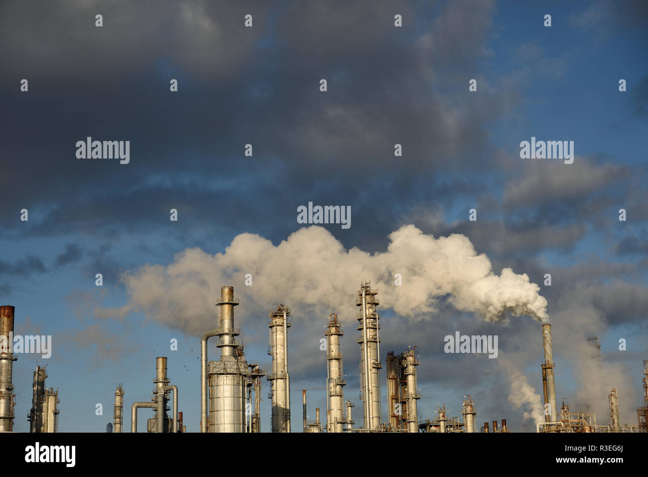 Fumo che sorge dalla torre di una raffineria industriale di petrolio e gas a Corpus Christi, Texas, USA Foto Stock