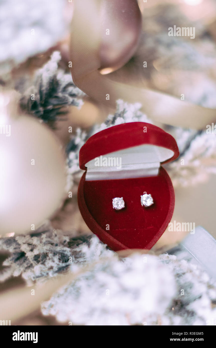 Elegante dimond gioielli, un perfetto regalo per le feste per lei per Natale  Foto stock - Alamy