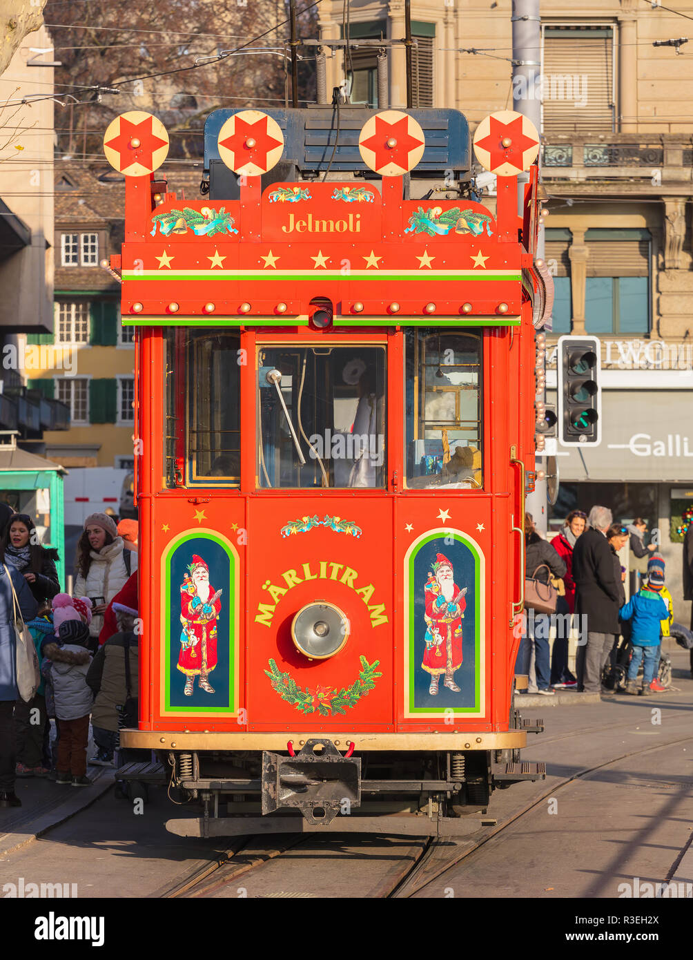 Zurich, Svizzera - 19 dicembre 2016: le persone al Marlitram sulla piazza Bellevue. Il Marlitram è il più vecchio tram a Zurigo, in esecuzione in Avvento Foto Stock