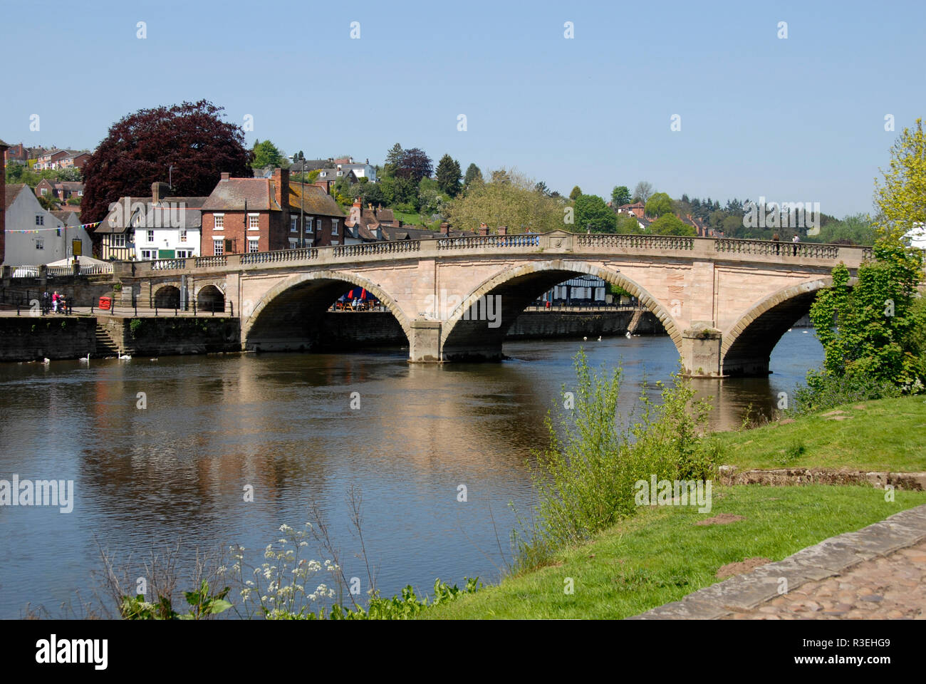 Strada ponte che attraversa il fiume Severn a Bewdley, Worcestershire. Foto Stock