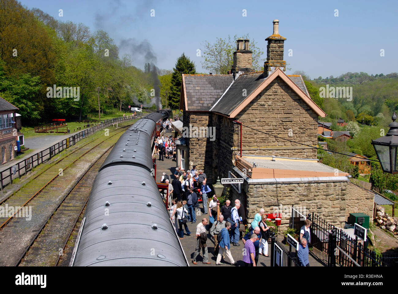 Passeggeri sbarco dei Royal Scot treno Highley stazione ferroviaria, Shropshire, Inghilterra Foto Stock