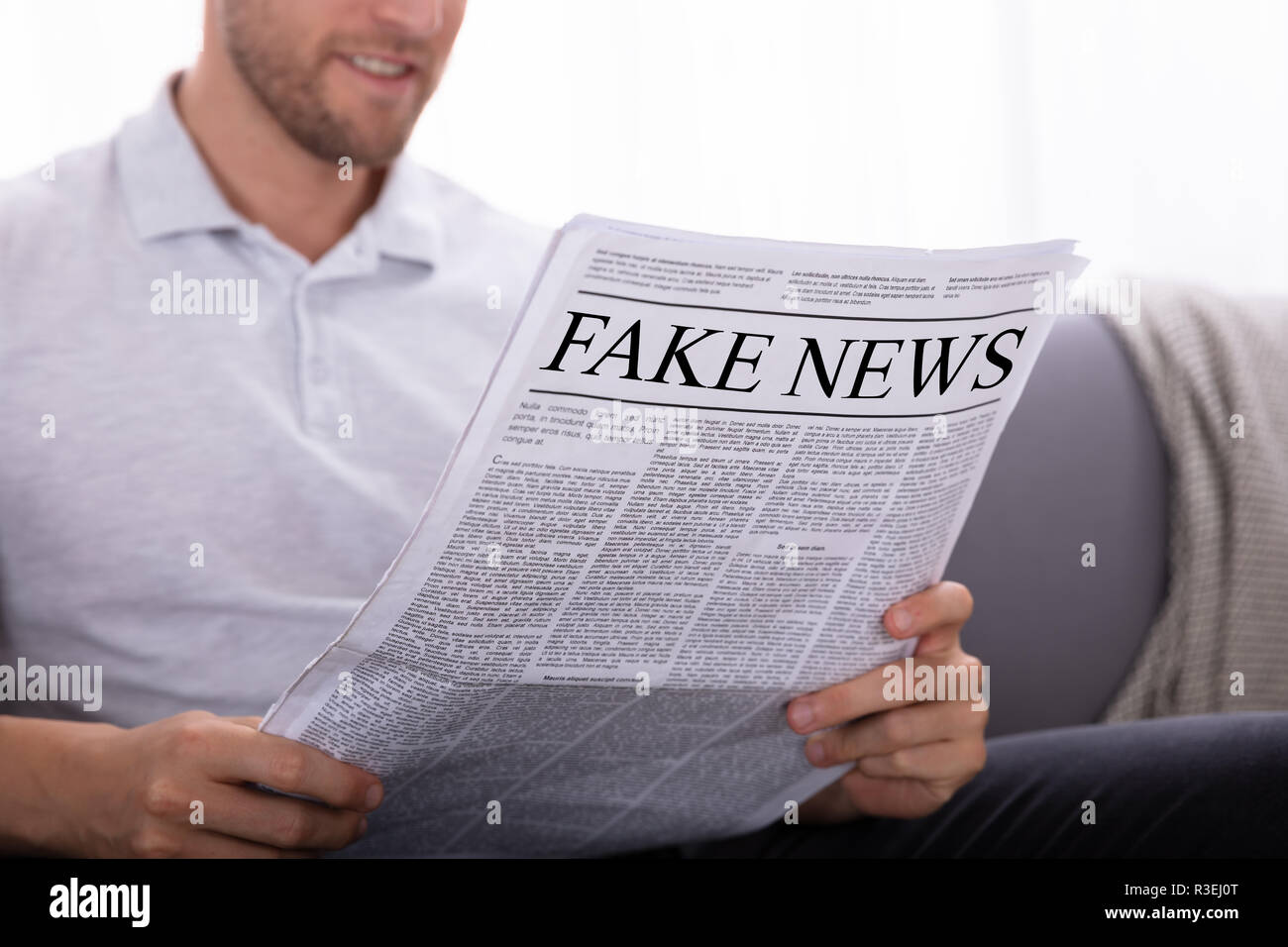 Close-up di una mano di un uomo azienda giornale con finti News Foto Stock