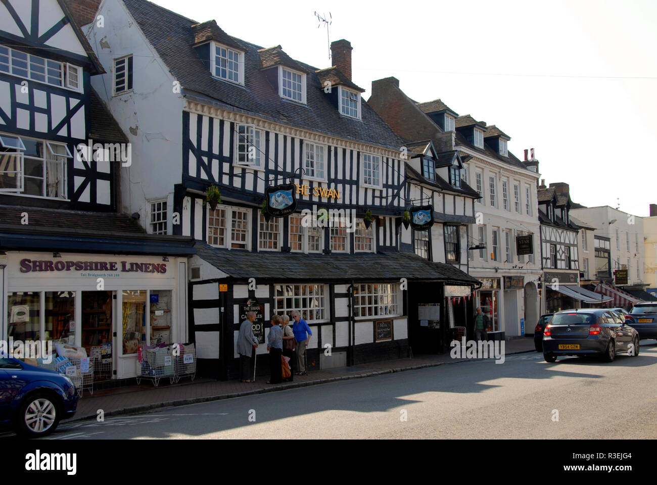 Il cigno, Bridgnorth, Shropshire e altri edifici nella strada alta. Foto Stock