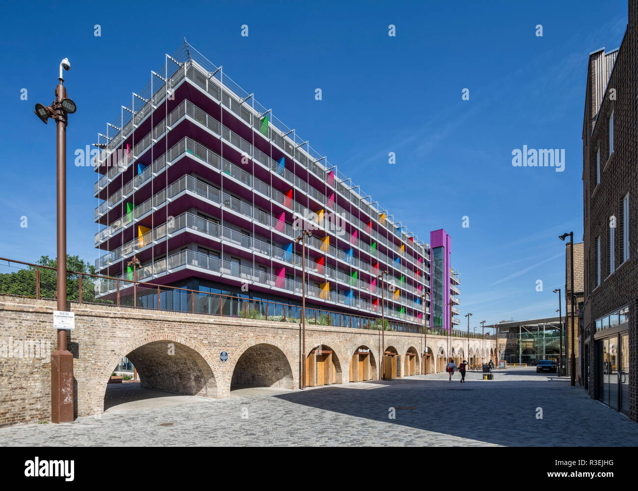 La polveriera appartamenti, parte del progetto Deptford con cantiere di mercato e carrello archi di rampa in primo piano. La polveriera Deptford Project, Dep Foto Stock