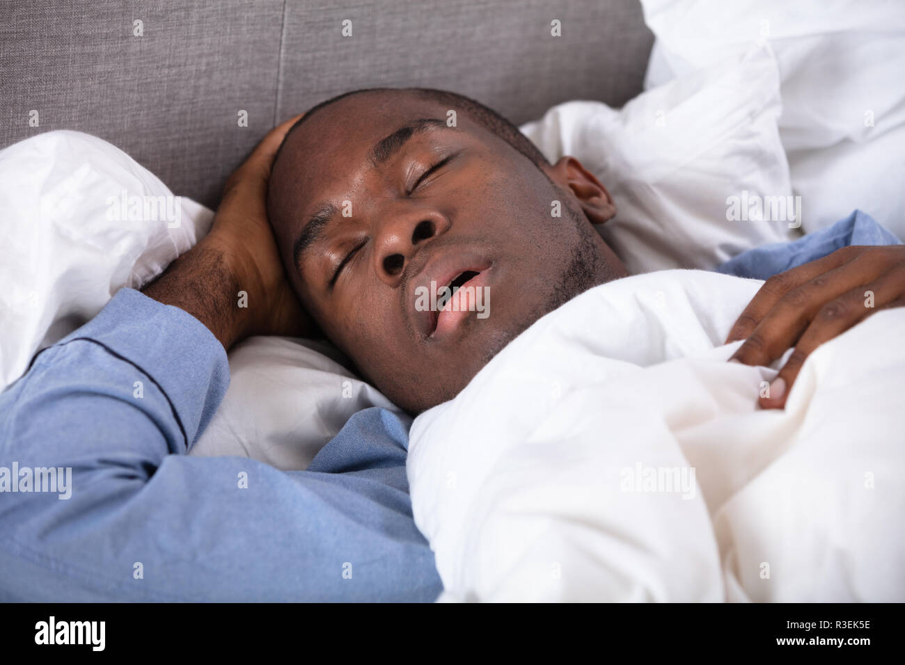 Ritratto di un giovane africano che dorme sul letto Foto Stock