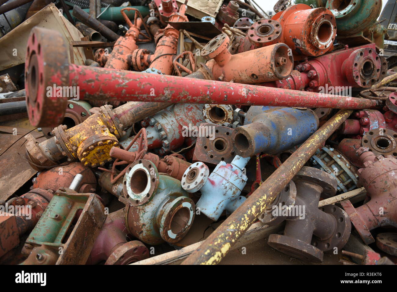 Riciclaggio di rottami metallici, grande pila colorata di rottami industriali di ferro scartati per il riciclaggio negli Stati Uniti Foto Stock