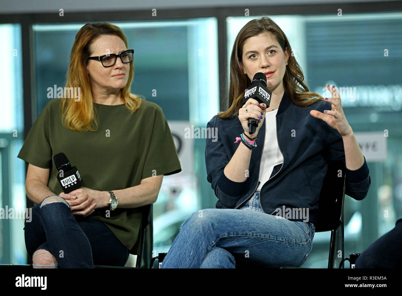 NEW YORK, NY - 27 aprile: costruire serie presenta Jennifer Laura Thompson e Laura Dreyfuss discutendo 'Dear Evan Hansen' a costruire studio il 27 aprile 2017 a New York City. (Foto di Steve Mack/S.D. Mack foto) Foto Stock