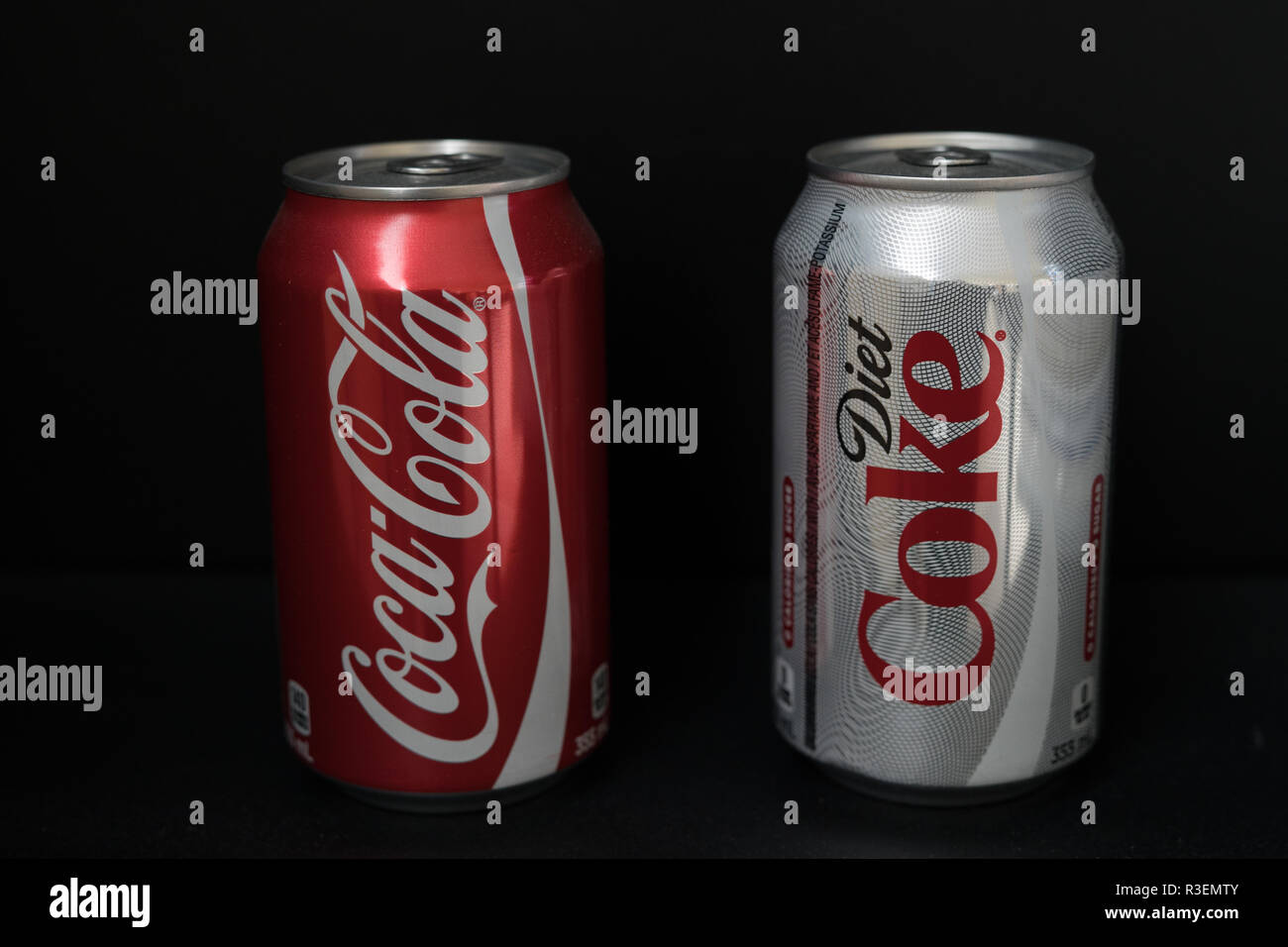 Coca cola e diet Coke sfondo nero Foto Stock