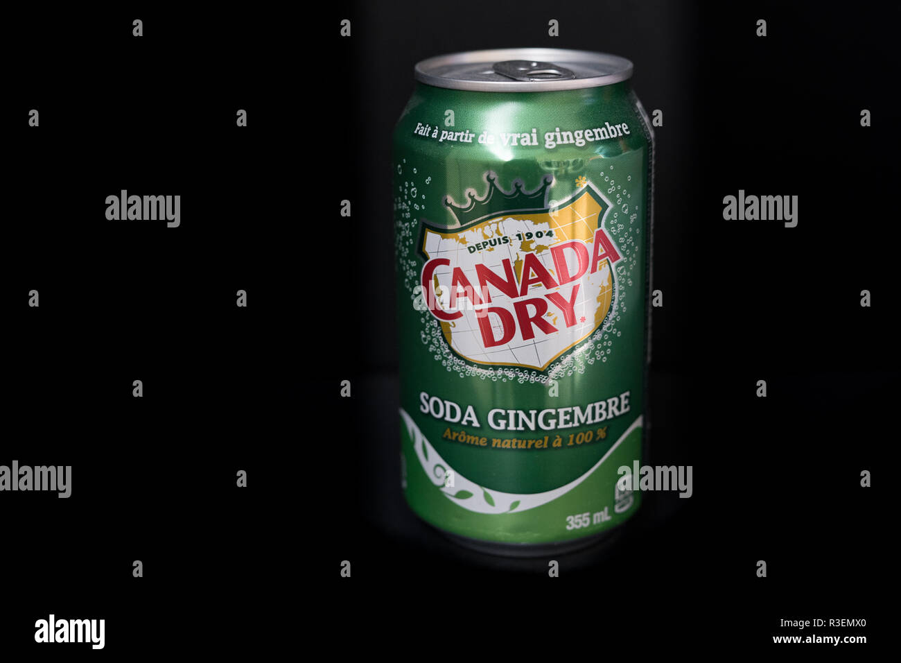 Canada Dry ginger ale sfondo nero Foto Stock