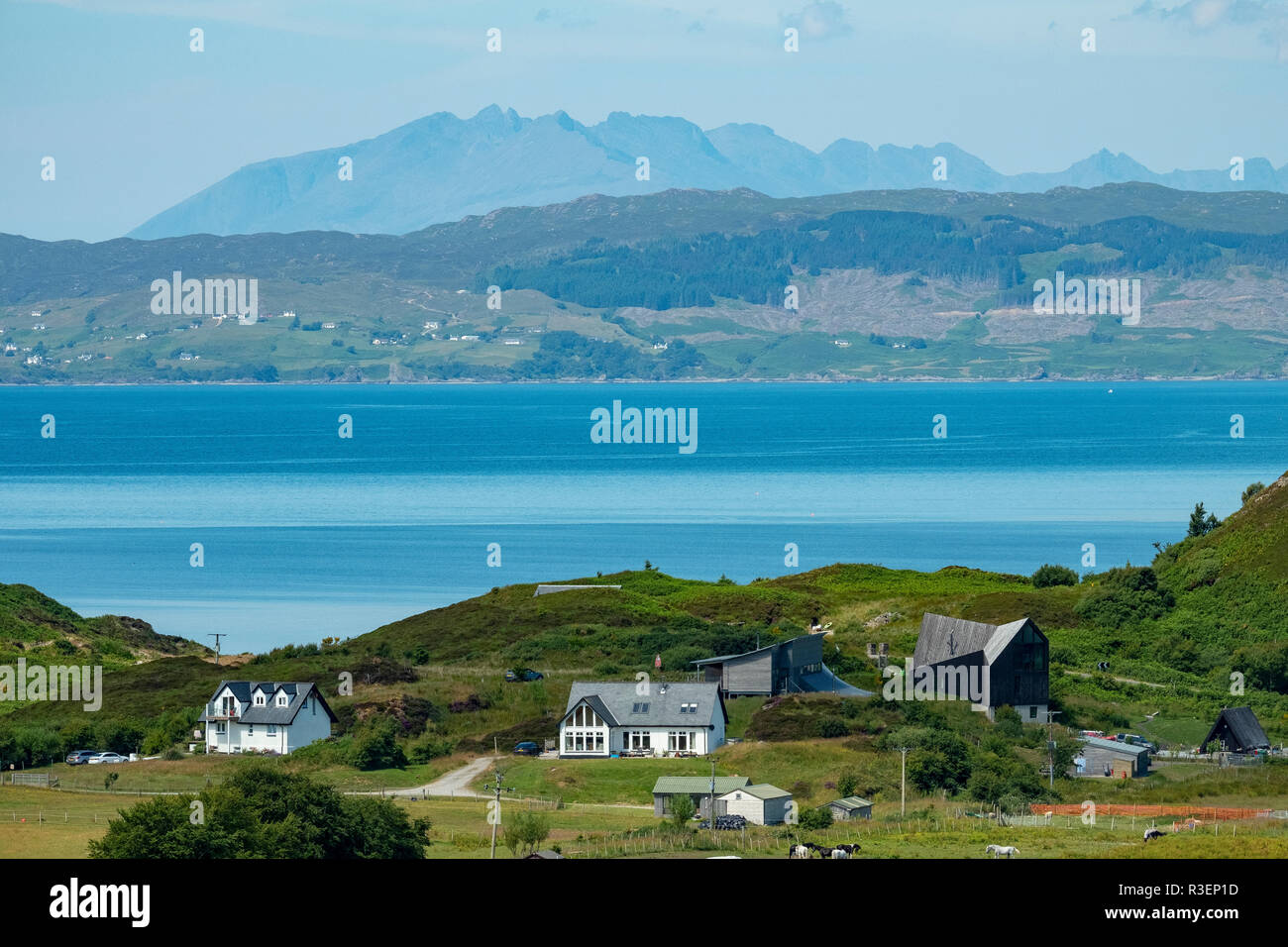 Una vista delle proprietà vicino a Morar con le piccole isole in distanza. Foto Stock