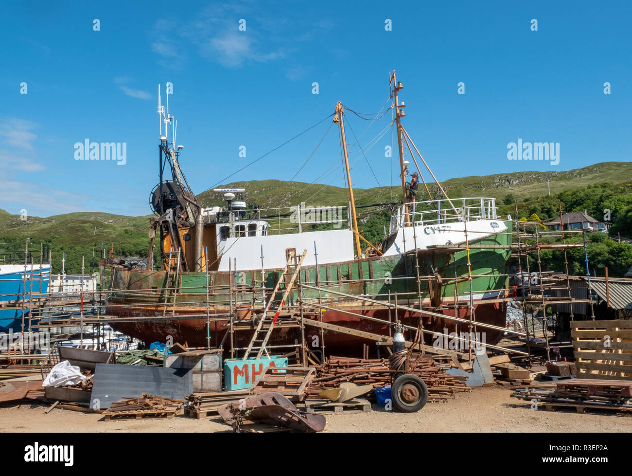 Barca da pesca il Arnborg sotto la riparazione in Mallaig Boat Yard, Mallaig, Scozia. Foto Stock