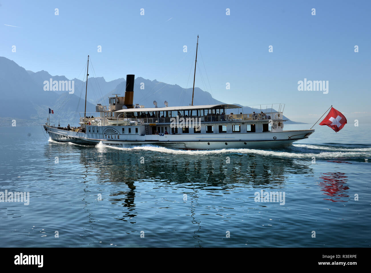 Montreux Svizzera - 21 Ottobre 2017: Escursione nave e persone in molo sul Lago di Ginevra in Montreux Riviera svizzera. Montreux Svizzera - Ottobre Foto Stock