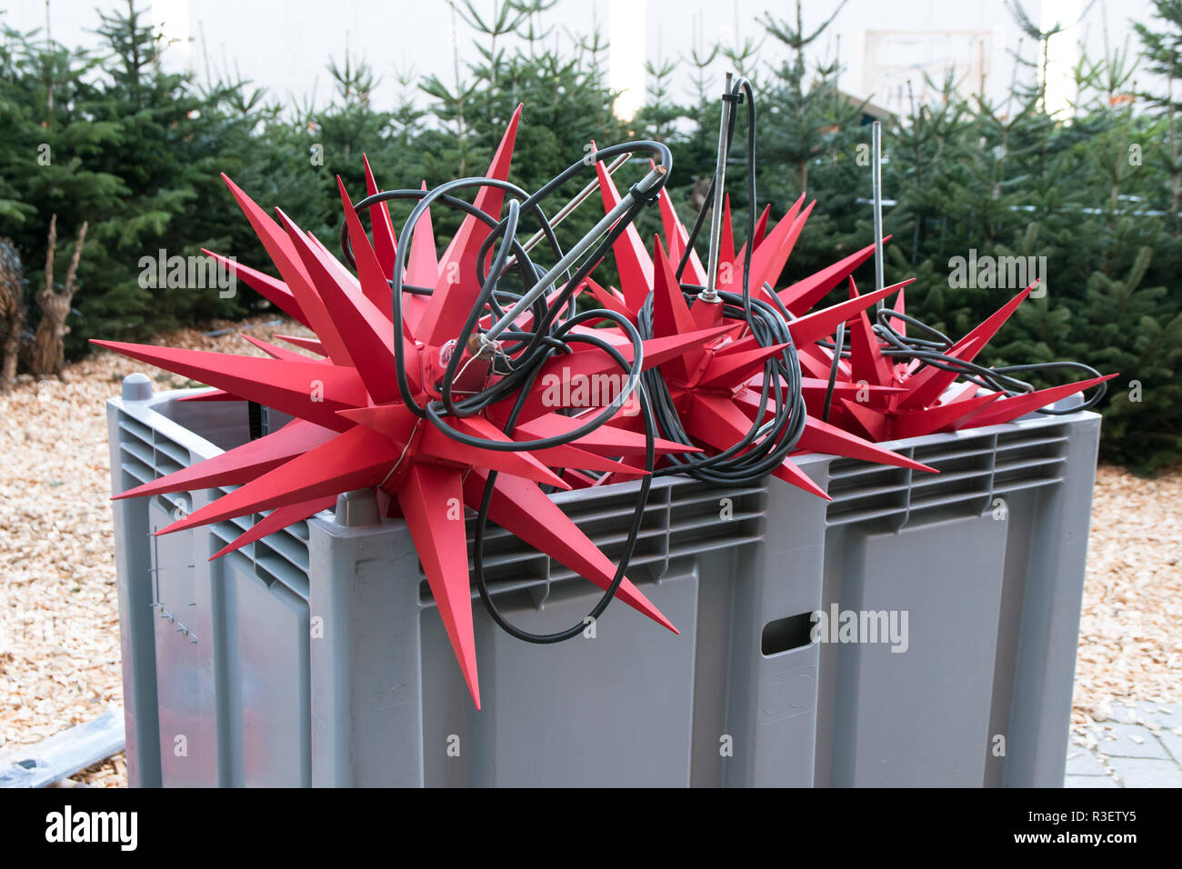 Contenitore con grande rosso a forma di stella lanterne per la outdoor decorazione di Natale per le strade della città, messa a fuoco selezionata Foto Stock
