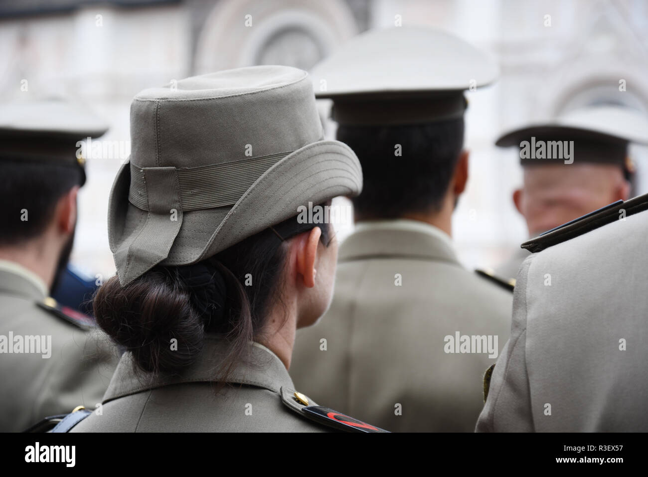 Alcuni soldati in uniforme dell'esercito italiano tra cui una donna a Bologna, Italia. Foto Stock