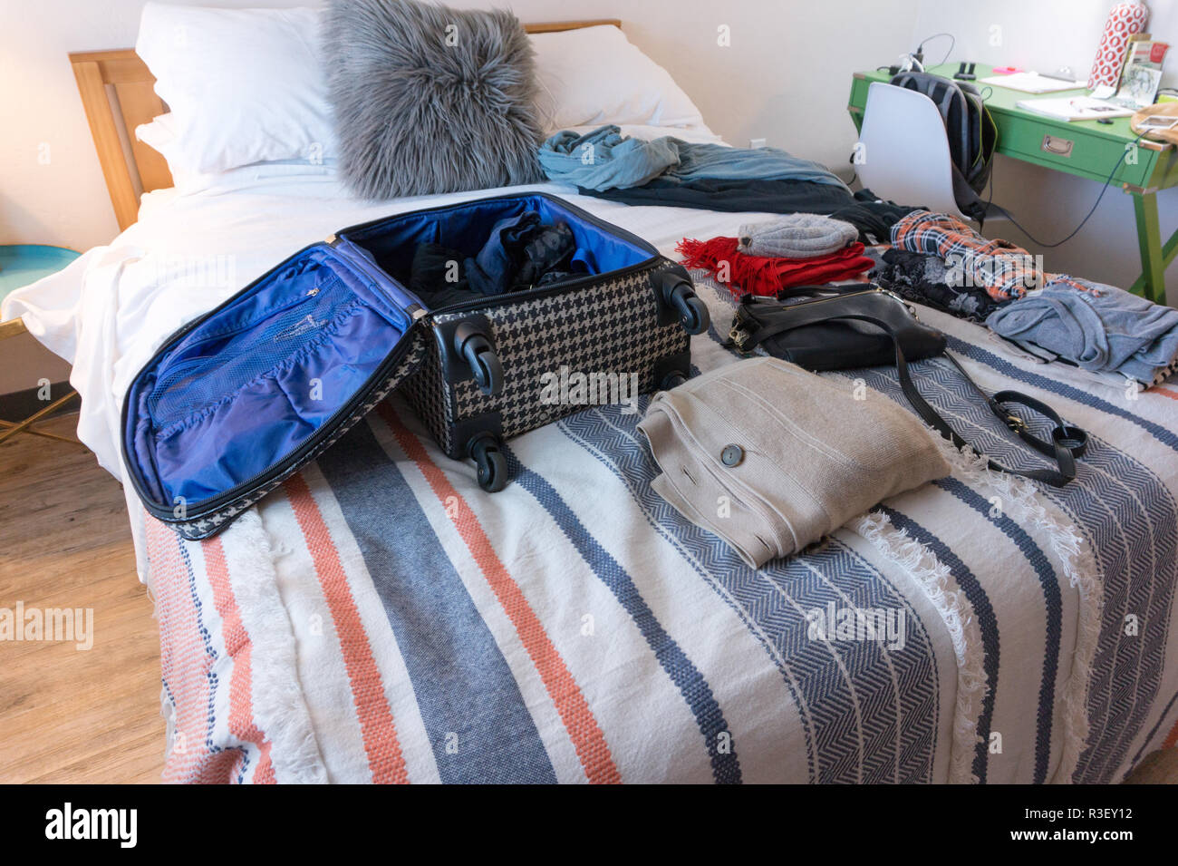Abbigliamento e valigia sul letto in hipster camera hotel in Stati Uniti  d'America - imballaggio fino donna abbigliamento Foto stock - Alamy