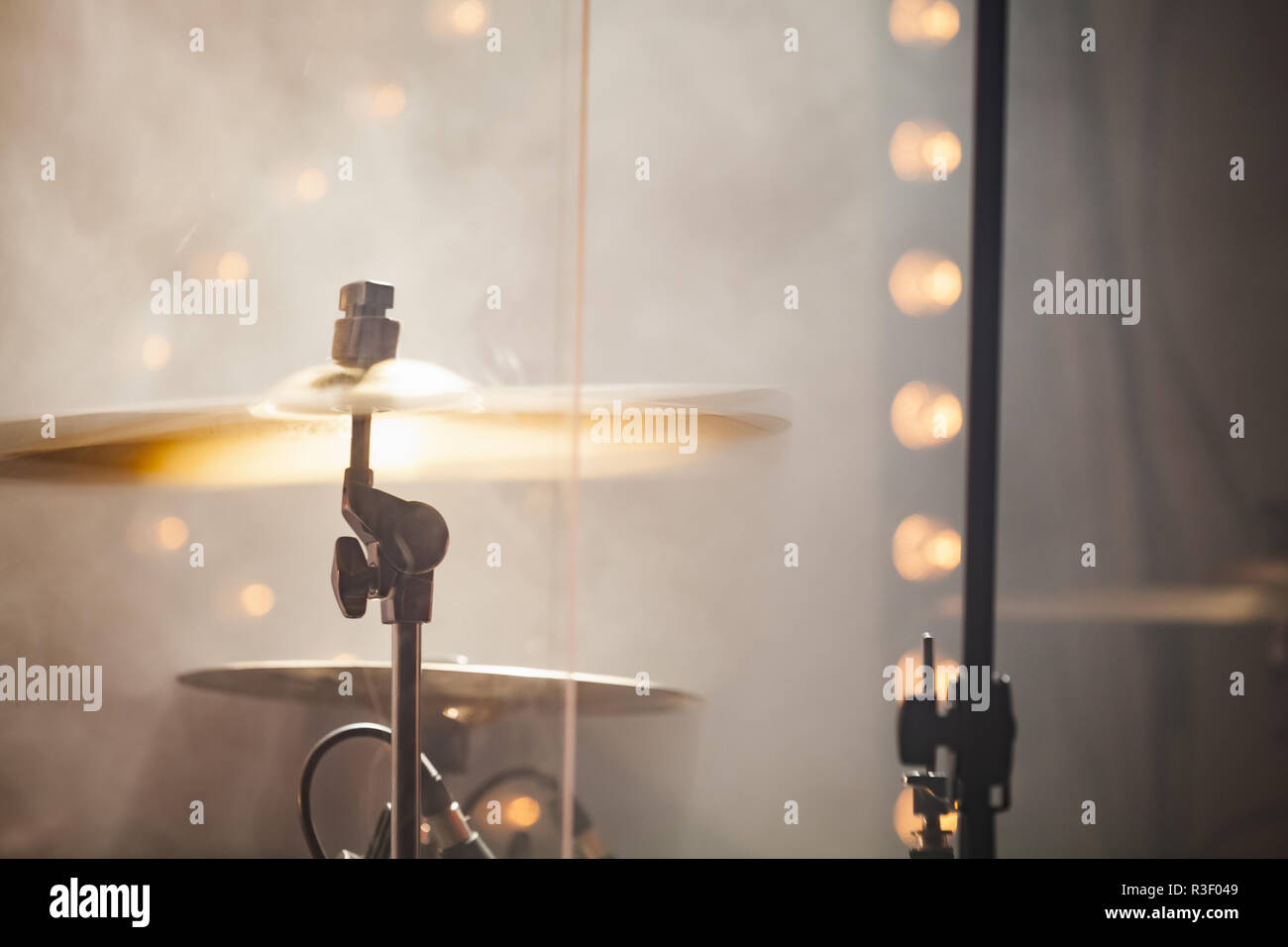 Musica rock dal vivo dello sfondo della foto, rock drum set con cembali in azione. Close-up foto, morbida messa a fuoco selettiva Foto Stock