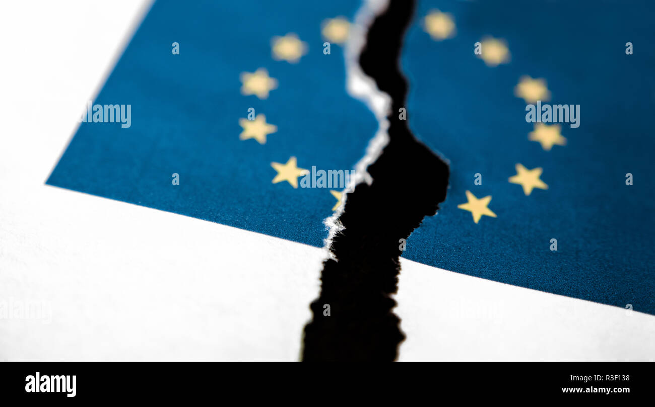 La bandiera europea è strappata in due. Foto Stock