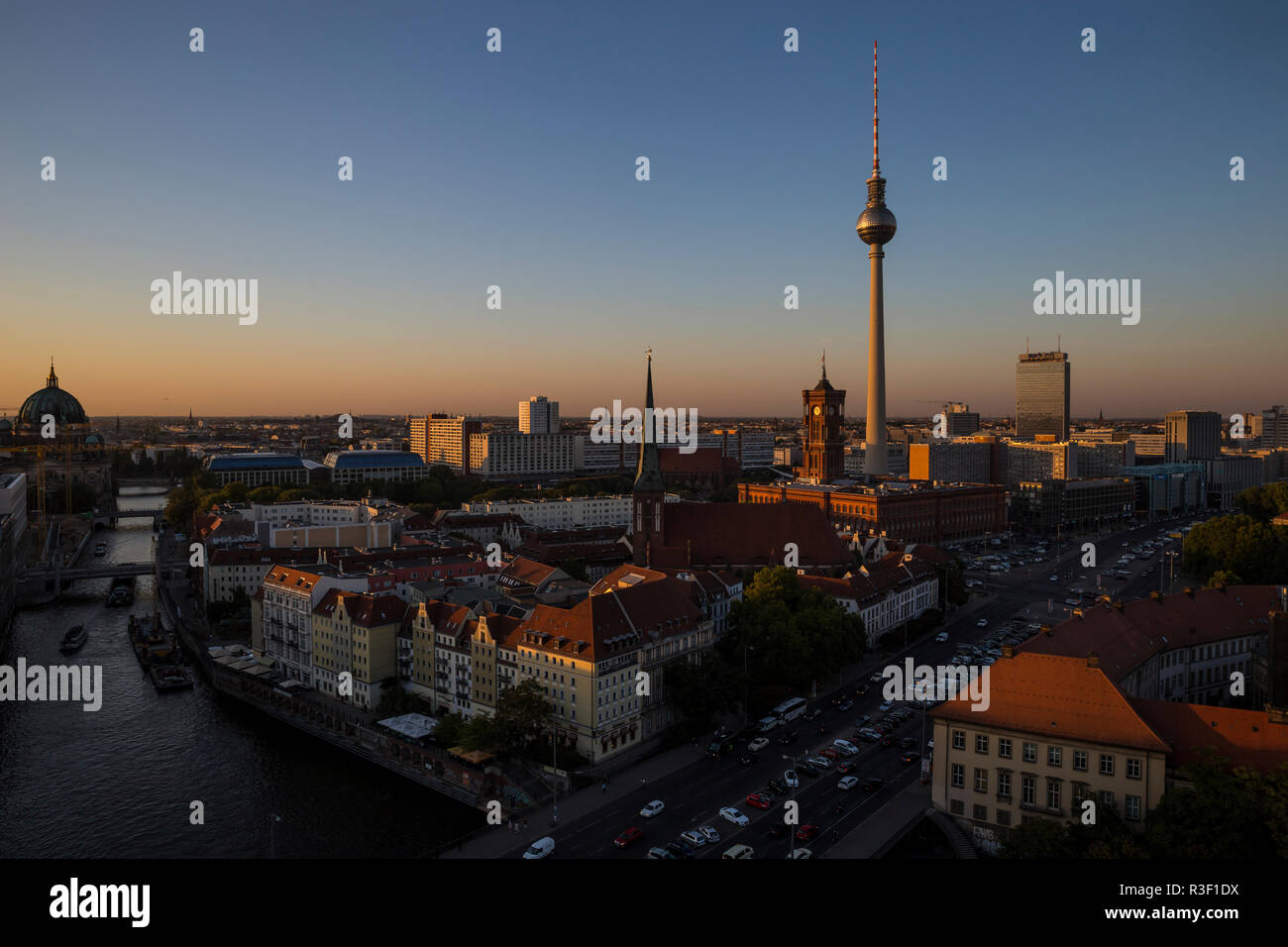 Vista al tramonto dal Fischerinsel verso Alexanderplatz di Berlino, Germania. Foto Stock
