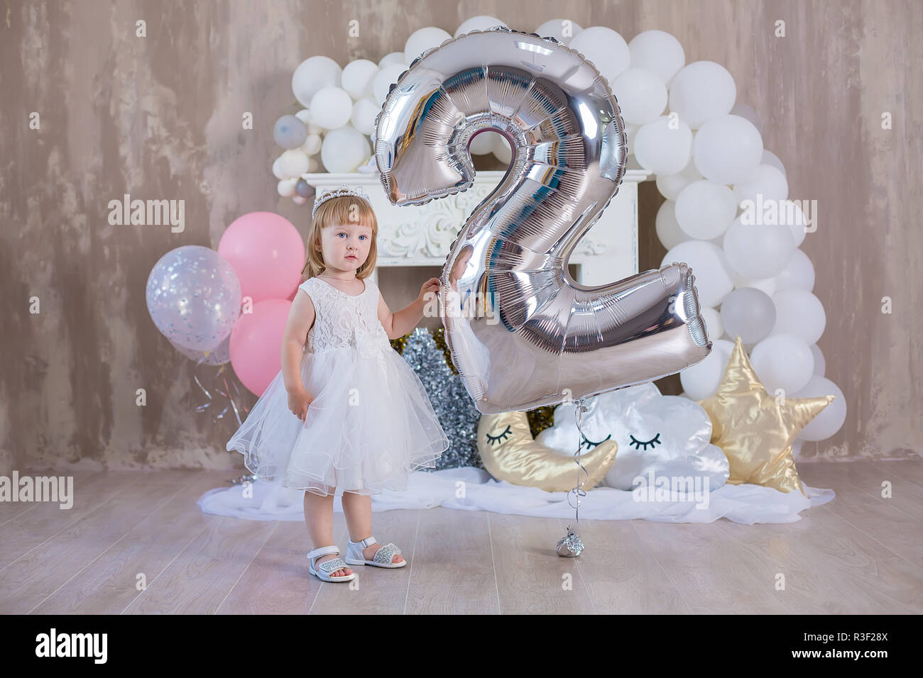 Due anni di bambina in bianco abito rosa in posa di studio sparare con  grande argento enorme mongolfiere numero 2 e bianco molto ariosa baloons  Foto stock - Alamy