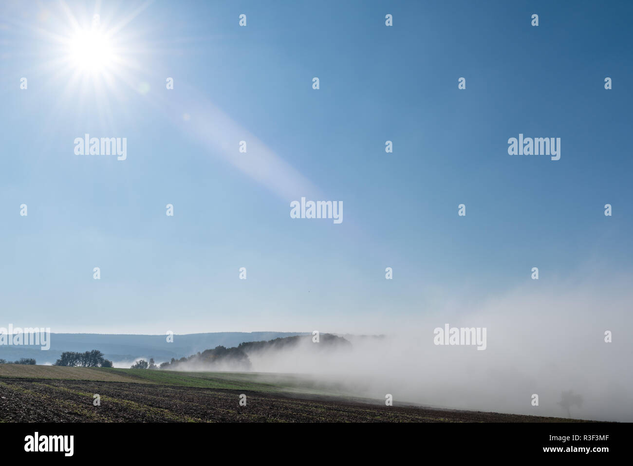 High fog fino alle colline e nelle valli vicino Irsch, città di Saarburg, Renania-Palatinato, Germania Foto Stock