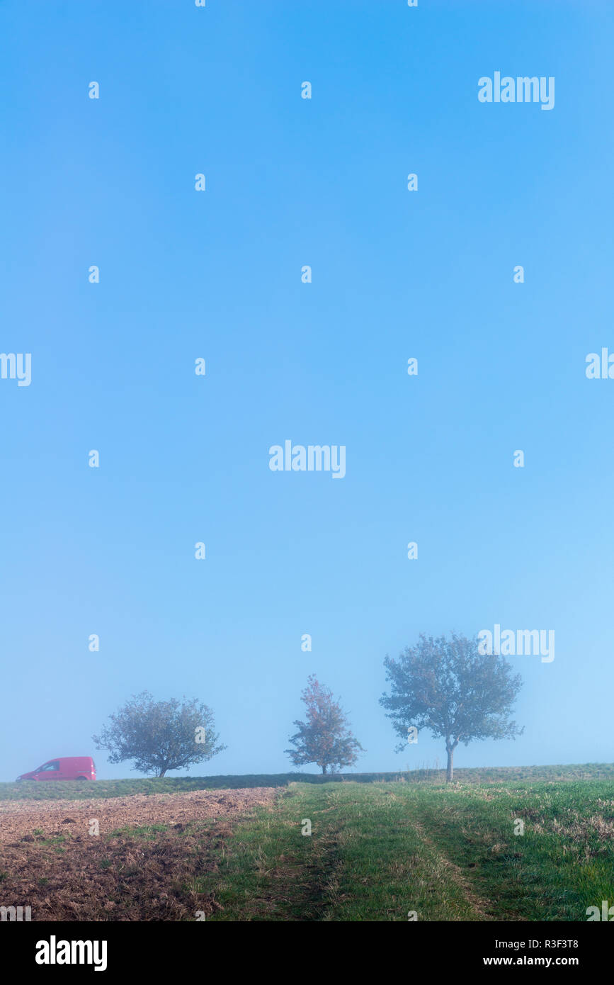 High fog fino alle colline e nelle valli vicino Irsch, città di Saarburg, Renania-Palatinato, Germania Foto Stock