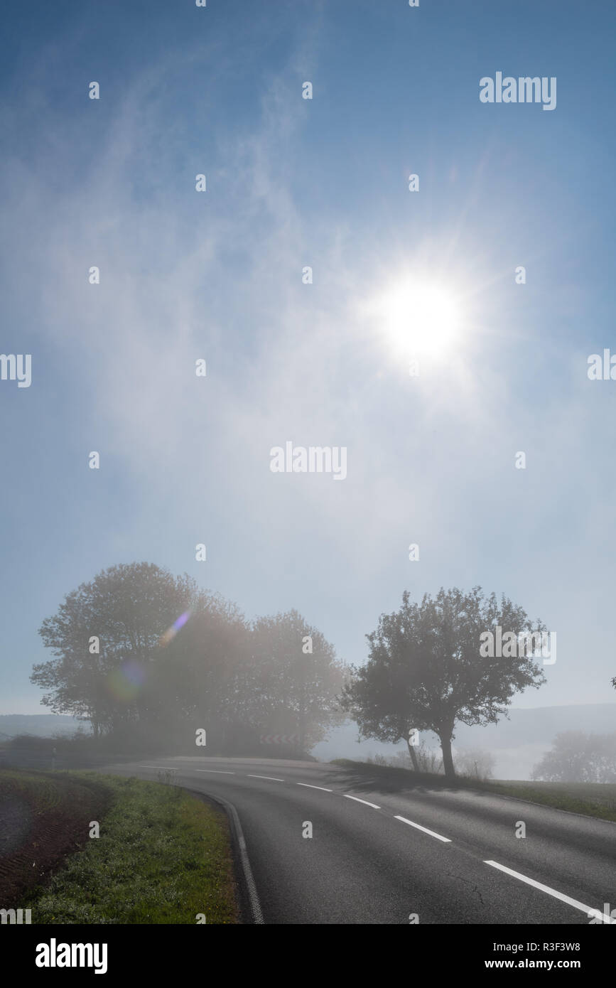 High fog fino alle colline e nelle valli vicino Irsch, città di Saarburg, Renania-Palatinato, Germania Foto Stock