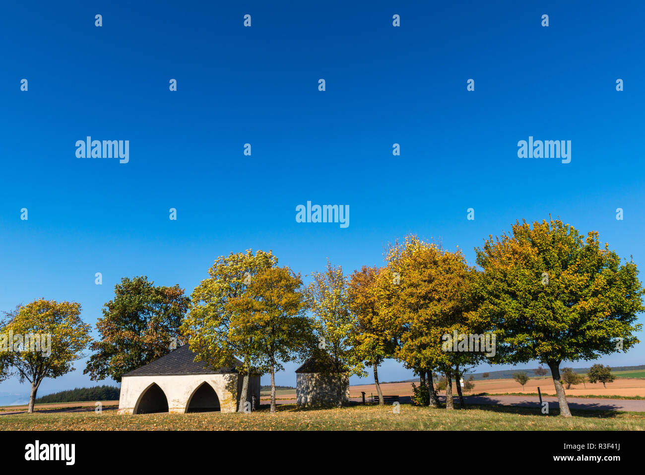 Edificio di ricovero e la cappella fino alle colline su un altopiano vicino Irsch, città di Saarburg, Renania-Palatinato, Germania Foto Stock