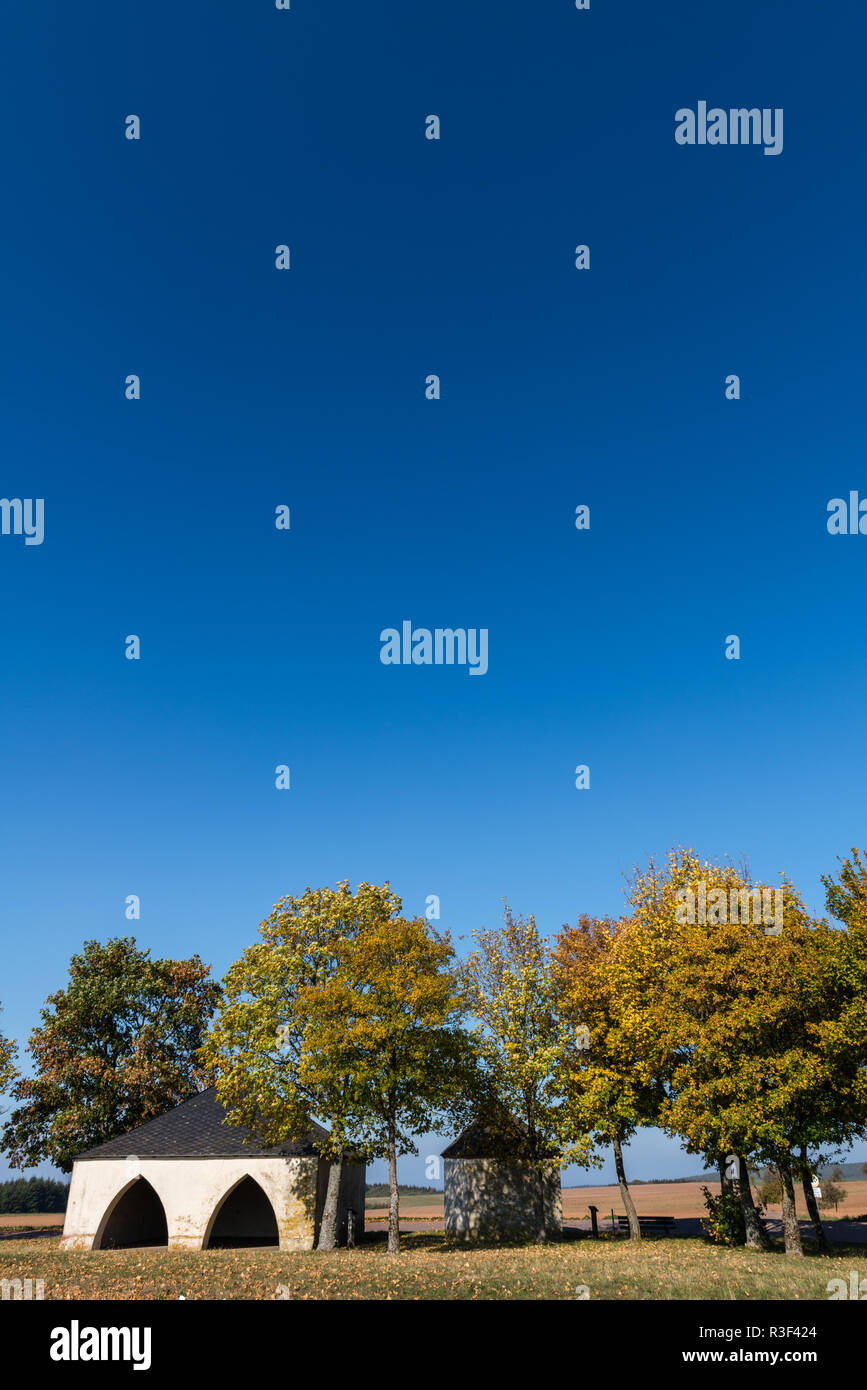 Edificio di ricovero e la cappella fino alle colline su un altopiano vicino Irsch, città di Saarburg, Renania-Palatinato, Germania Foto Stock