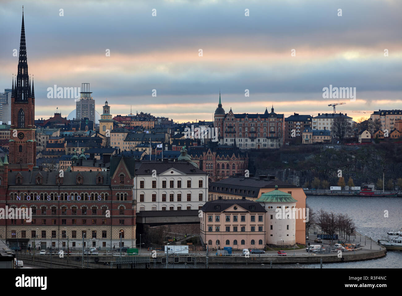 Riddarholmen visto da un tetto su Vasagatan, Stoccolma, Svezia, durante una drammatica colorato sera Nuvoloso Foto Stock