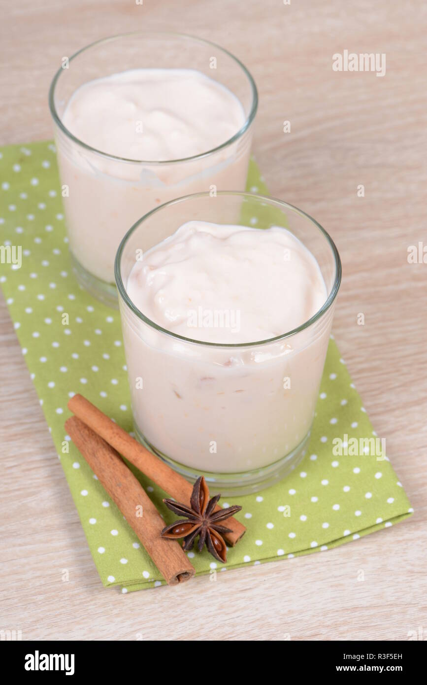 Yogurt con cannella e anice Foto Stock