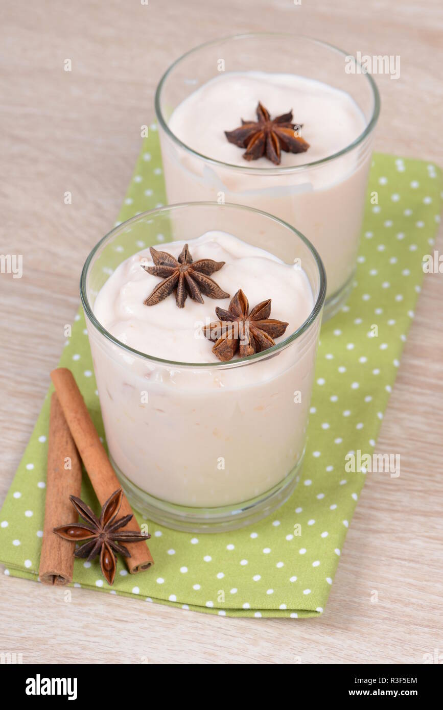 Yogurt con cannella e anice Foto Stock