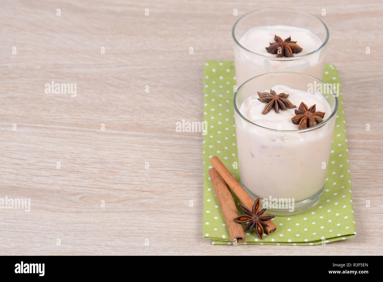 Yogurt con cannella e anice Foto Stock