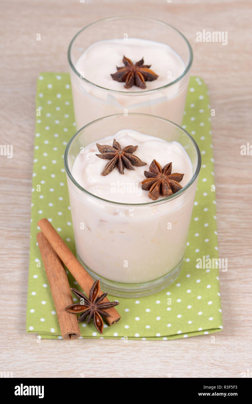 Yogurt con cannella e anice Foto Stock