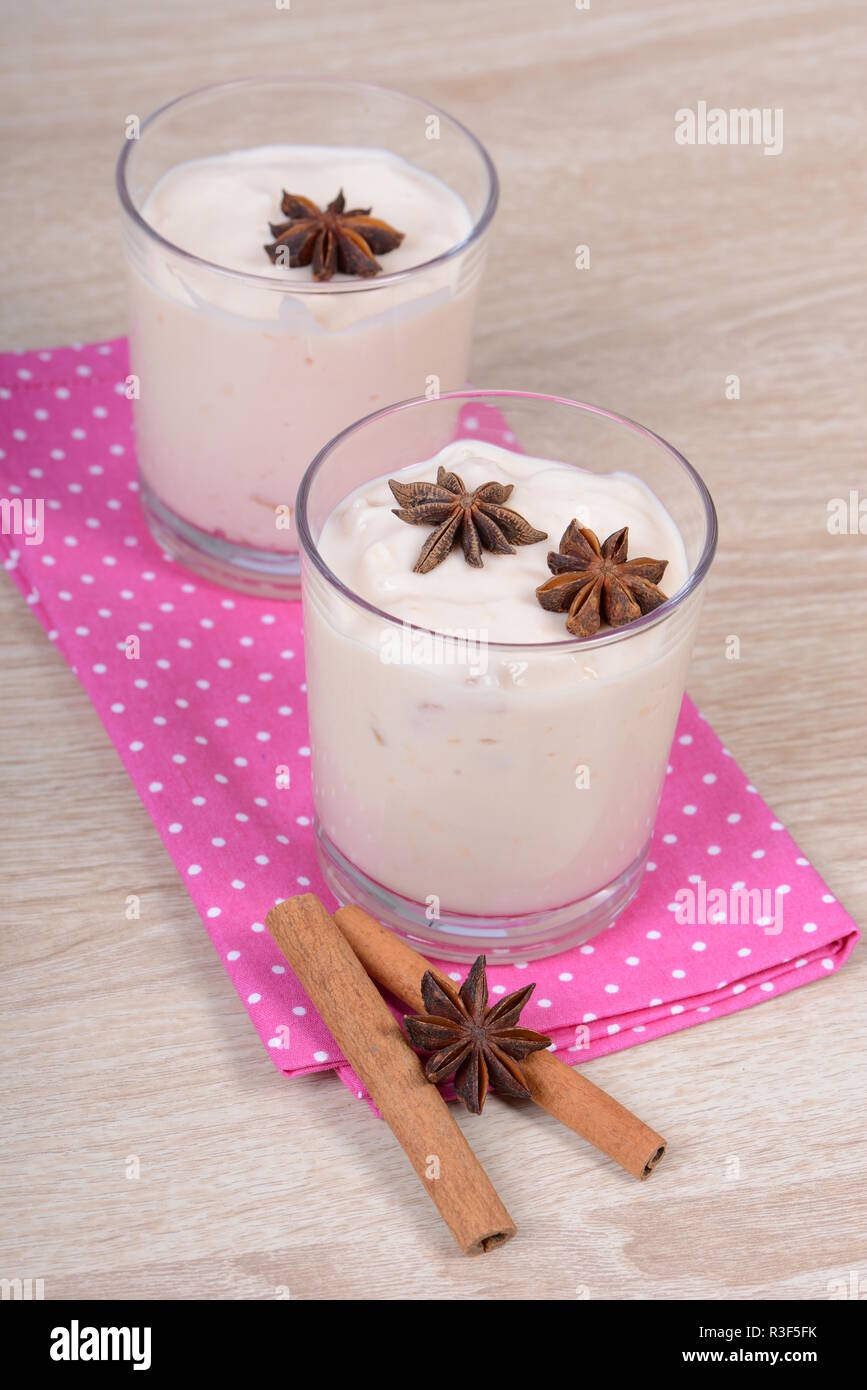 Yogurt con cannella e anice Foto Stock