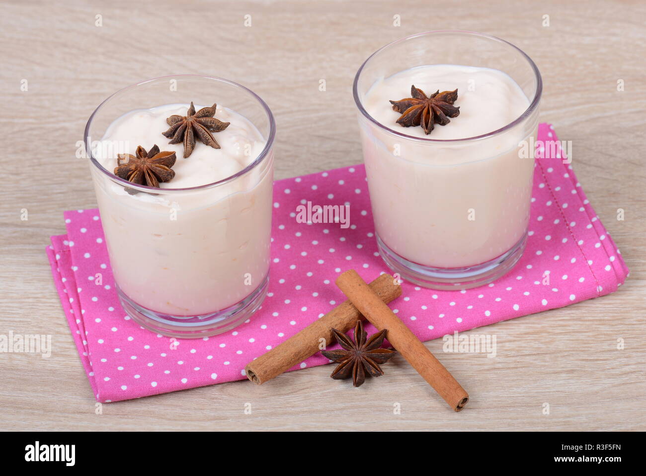 Yogurt con cannella e anice Foto Stock