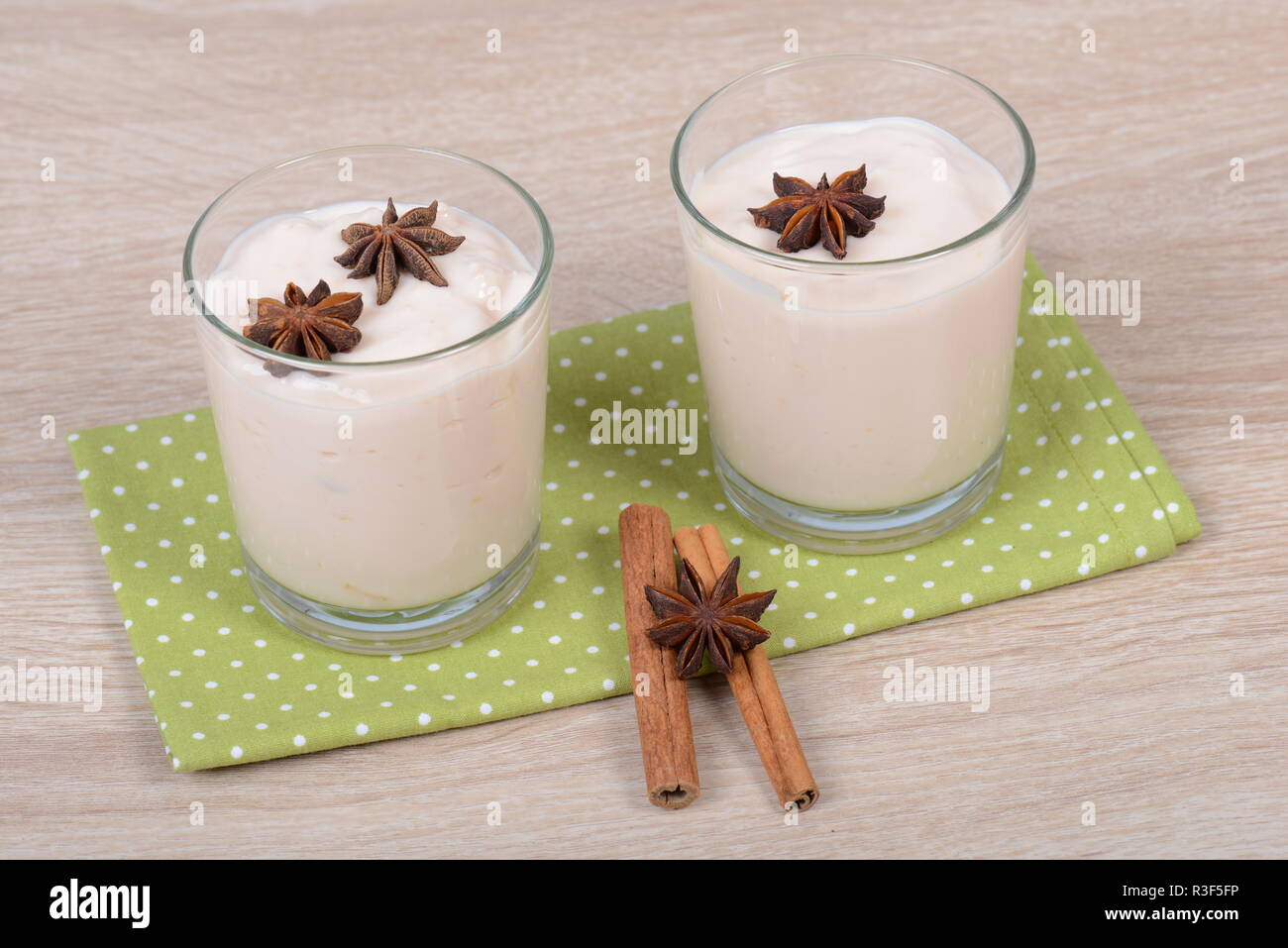 Yogurt con cannella e anice Foto Stock