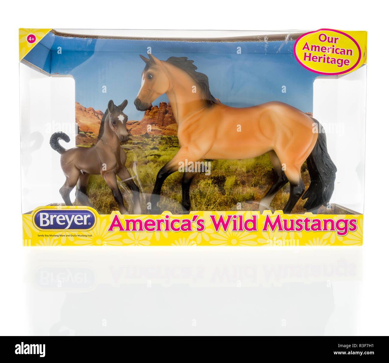 Winneconne, WI - 4 Novembre 2018: un pacchetto dei nostri American Heritage America's Wild Mustangs da Breyer isolato su un background. Foto Stock