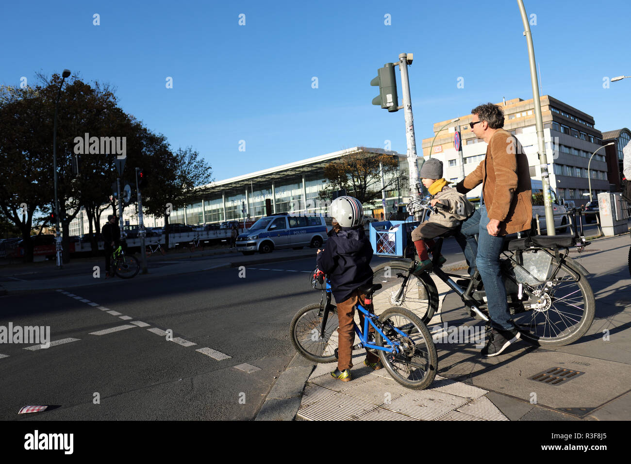 Berlino Germania - Famiglia Escursioni in bicicletta in attesa ad un semaforo prima di attraversare nodo stradale Foto Stock