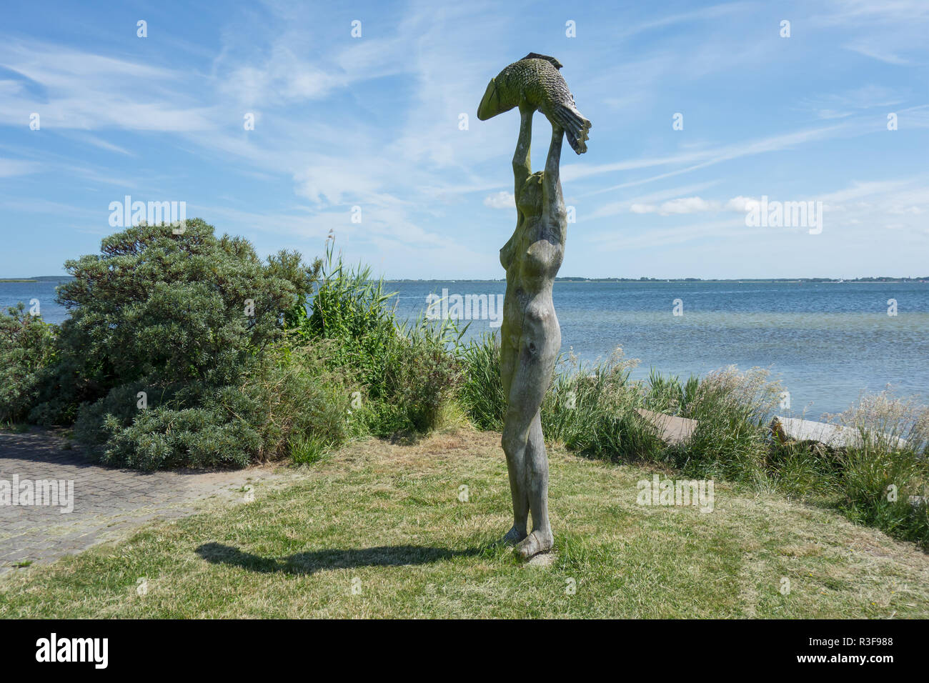 HIDDENSEE, Germania - 20 giugno 2017: statua in legno presso il porto di Hiddensee Isola Foto Stock