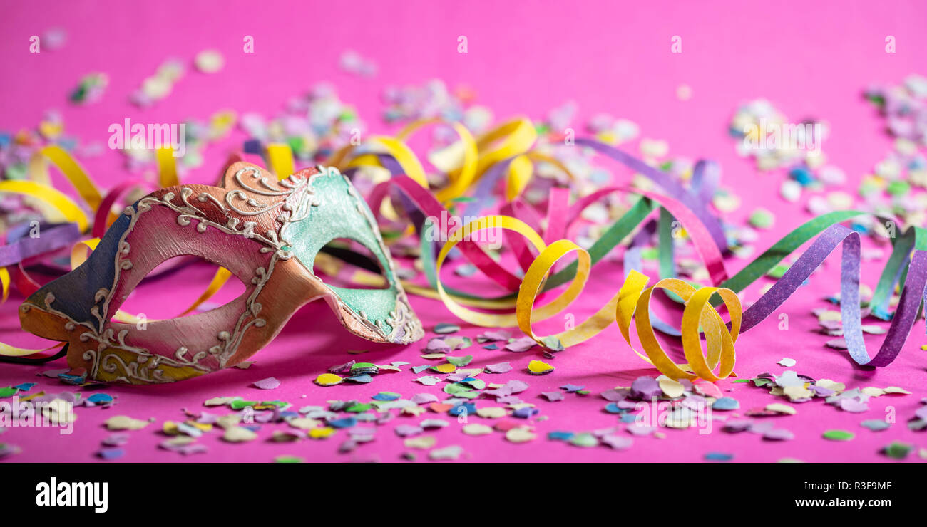 Sfondo Carnevale con stelle filanti colorati e maschera Stock Photo