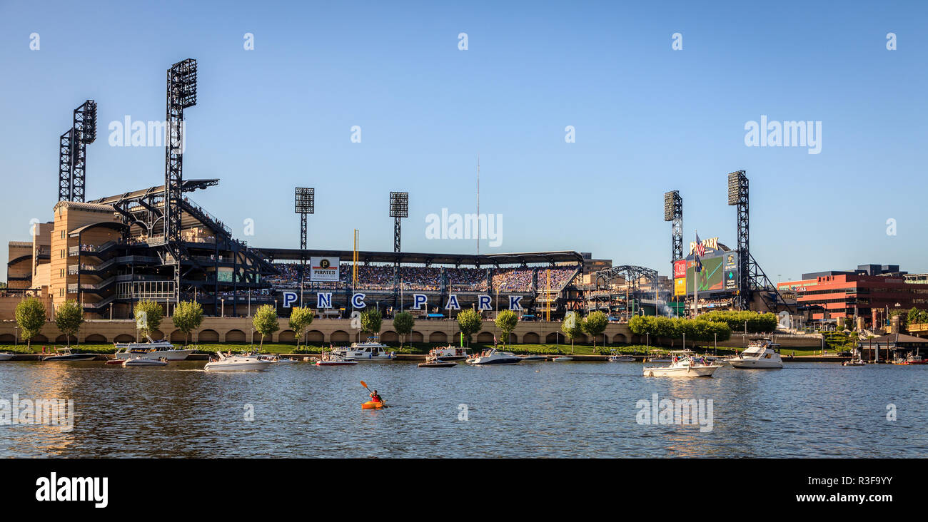 Pittsburgh, Pennsylvania, 23 Maggio 2015: vista del fiume di PNC Park Baseball Stadium - casa dei pirati di Pittsburgh Foto Stock
