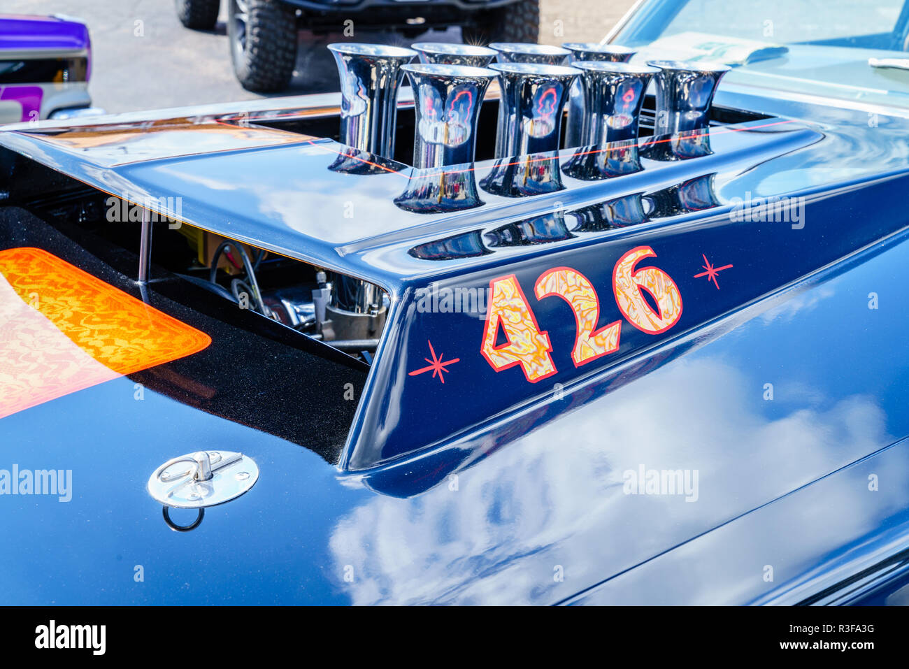 Detroit, Michigan, Agosto 19, 2016: cappa frammento di un American muscle car a Woodward crociera da sogno - il più grande di un Giorno con evento automobilistico NEGLI STATI UNITI Foto Stock