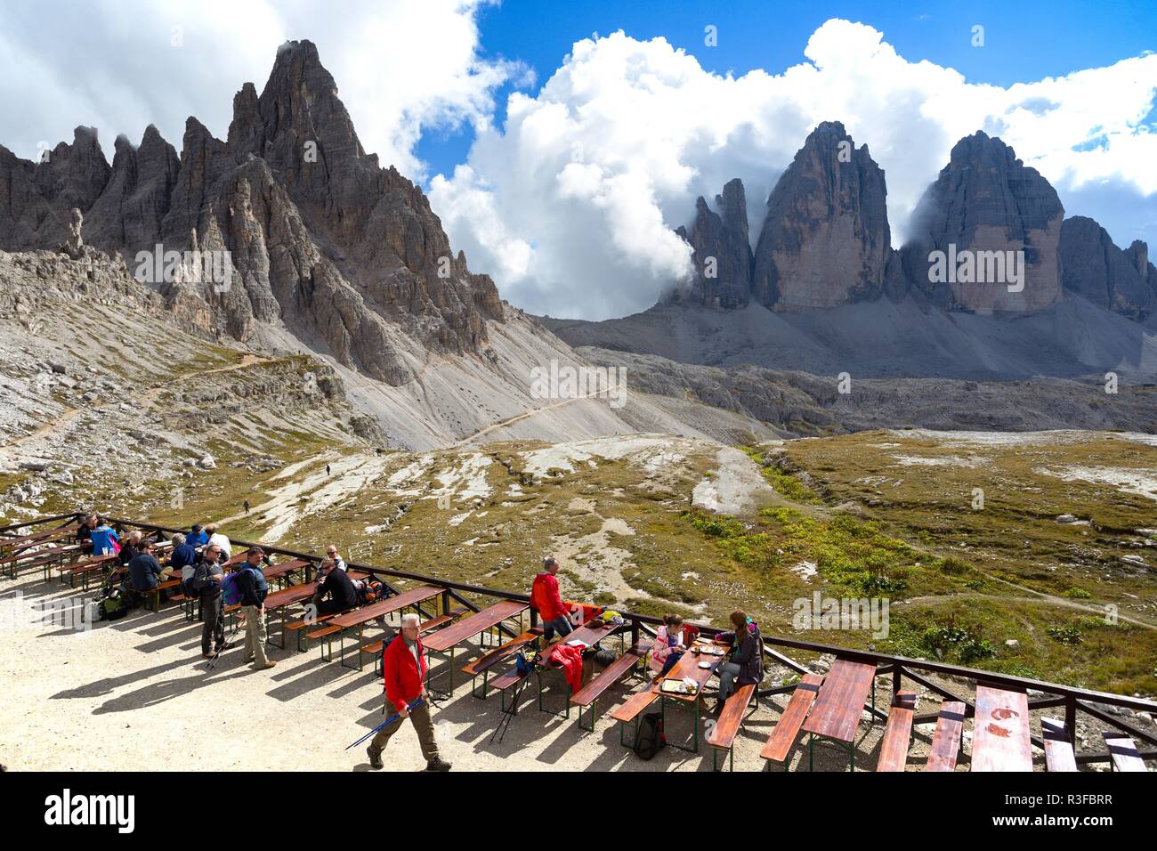 Dolomiti, Italia Ottobre 21, 2016:visualizzazione dei luoghi di relax sulla terrazza Rifugio Locatelli a Tre Cime di Lavaredo al Dolomiti. Fare Foto Stock