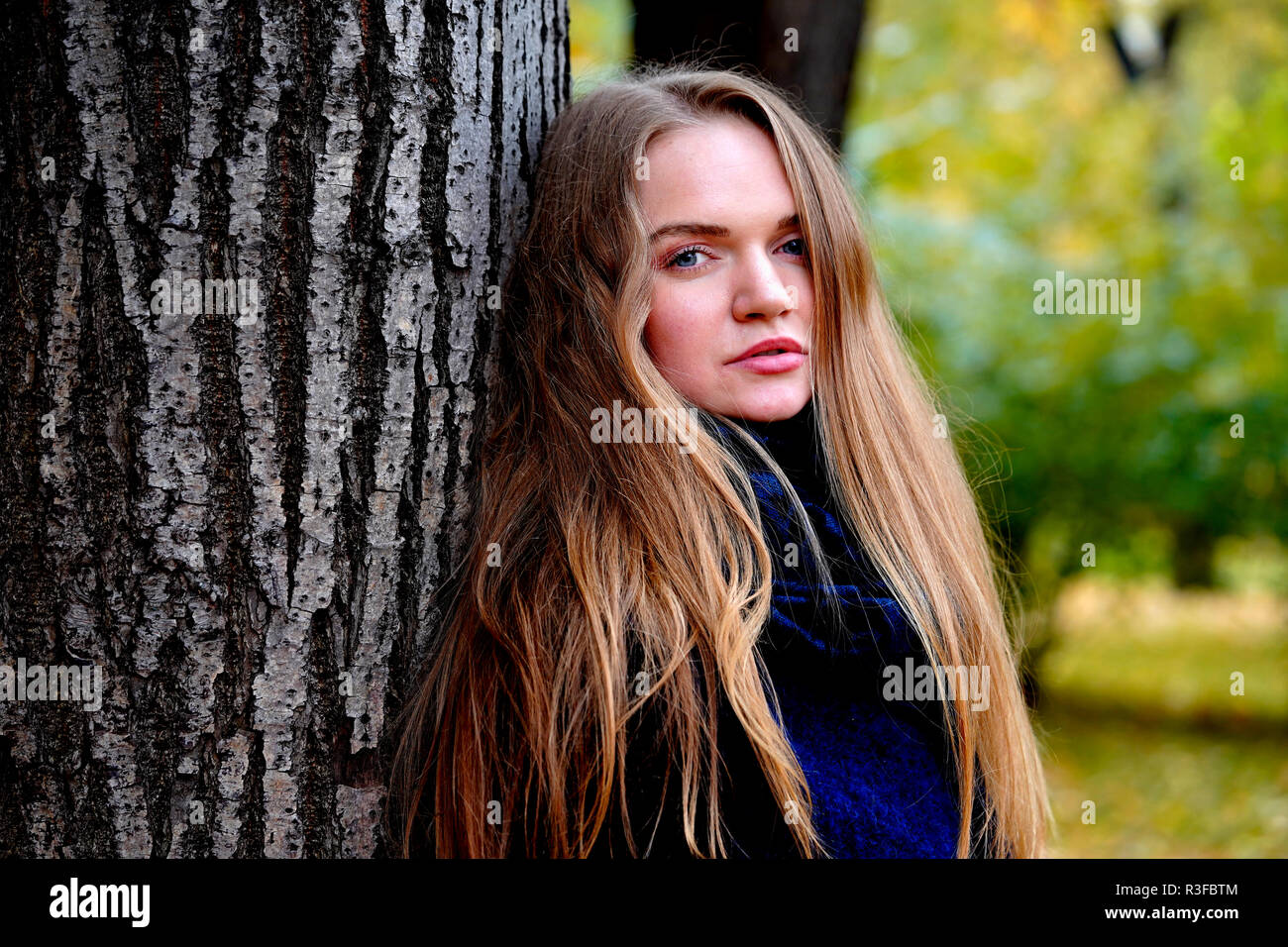 Ragazza Russa A Sparare Per La Stagione Autunnale Di Mosca Blue Eye Ragazza Con I Capelli Biondi Foto Stock Alamy