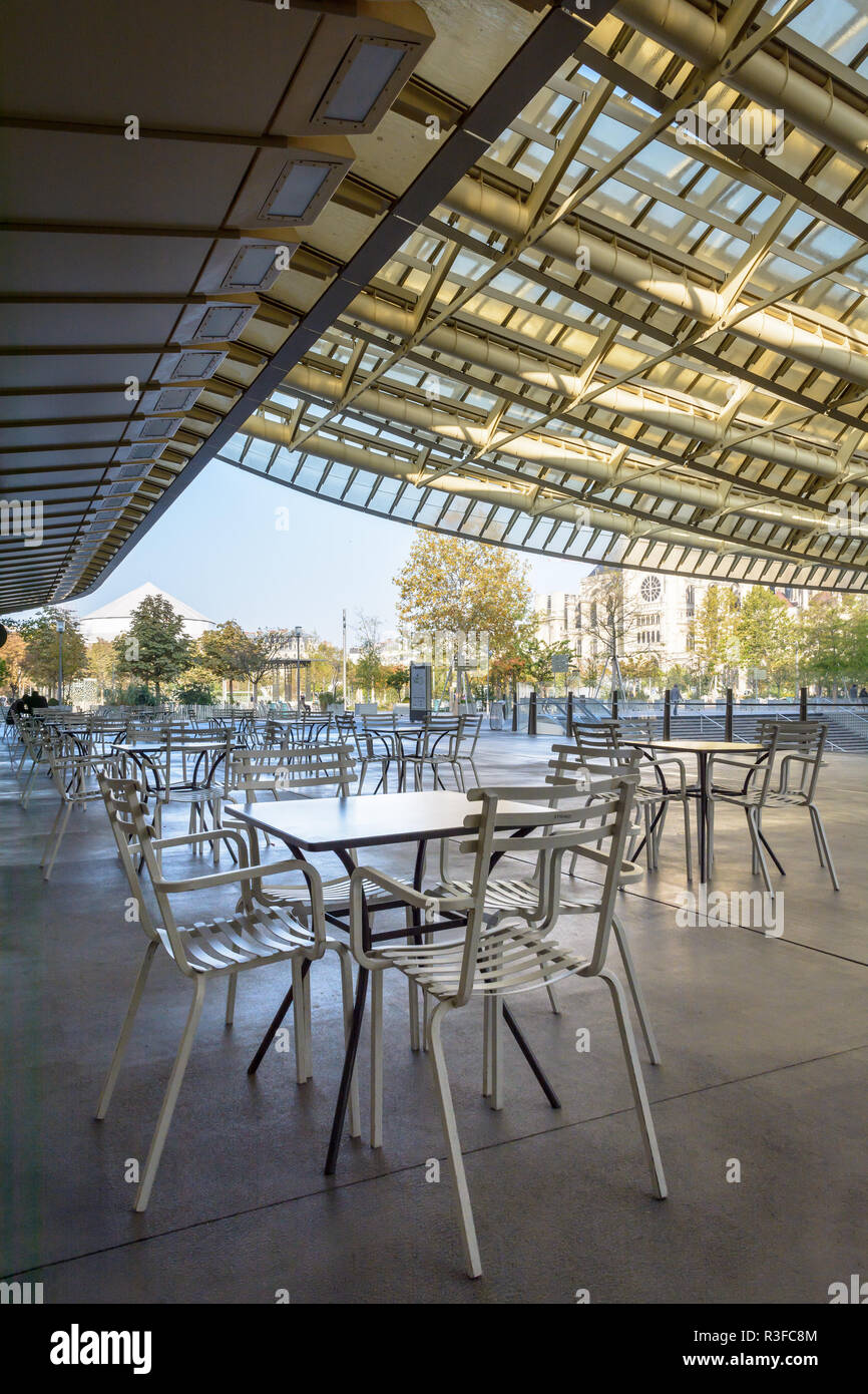 Terrazza di un caffè nel patio del Forum des Halles Metropolitana centro commerciale per lo shopping nel centro di Parigi, Francia, coperto da un vasto in vetro e acciaio tettoia Foto Stock