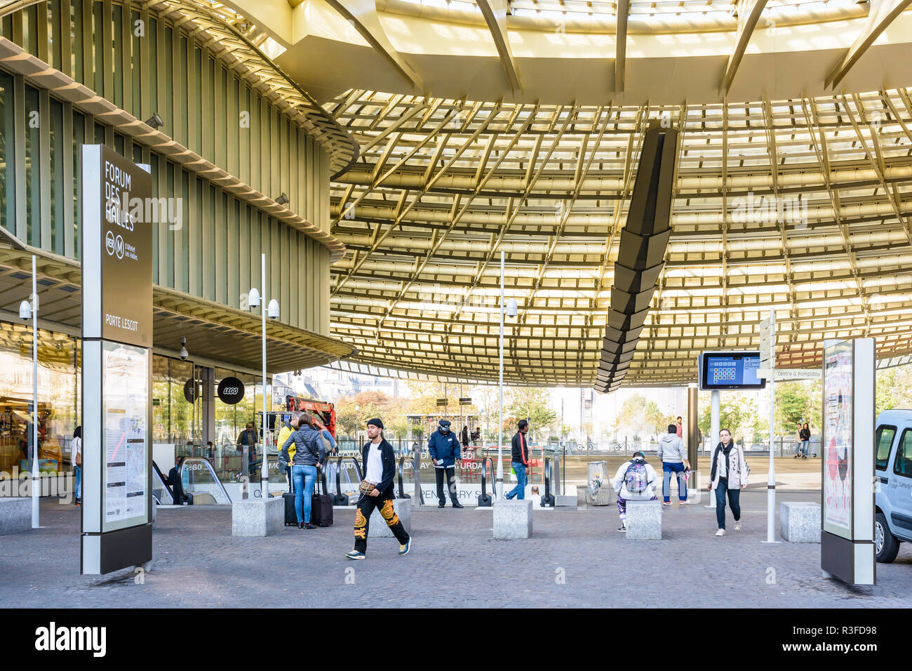 Porte Lescot il gateway principale del Forum des Halles Metropolitana centro commerciale per lo shopping nel centro di Parigi, coperto da un vasto in vetro e acciaio tettoia. Foto Stock