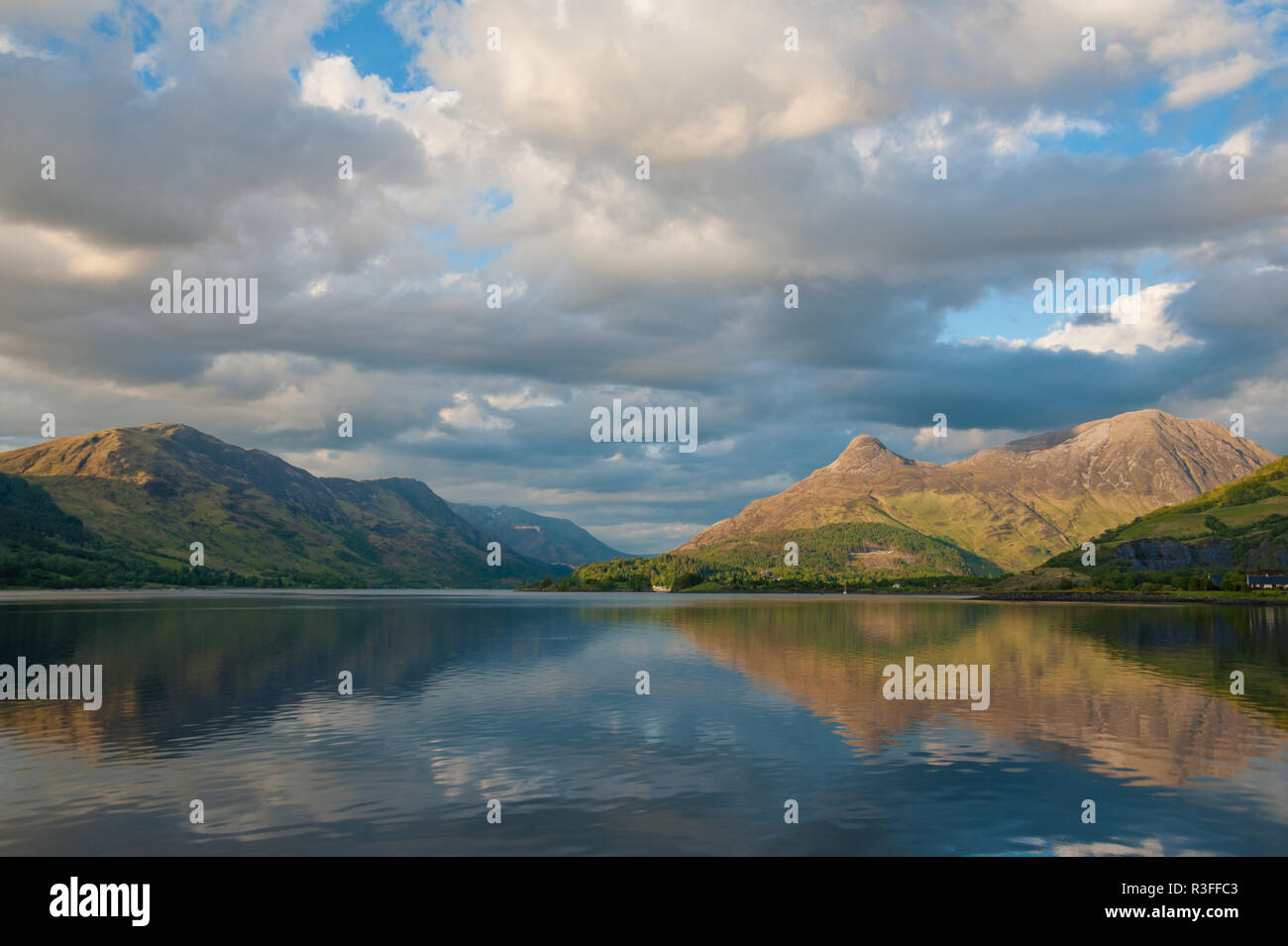 Pap di Glencoe e del paesaggio di montagna riflessa in Loch Leven su una tranquilla mattinata estiva di Glencoe, Scozia Foto Stock