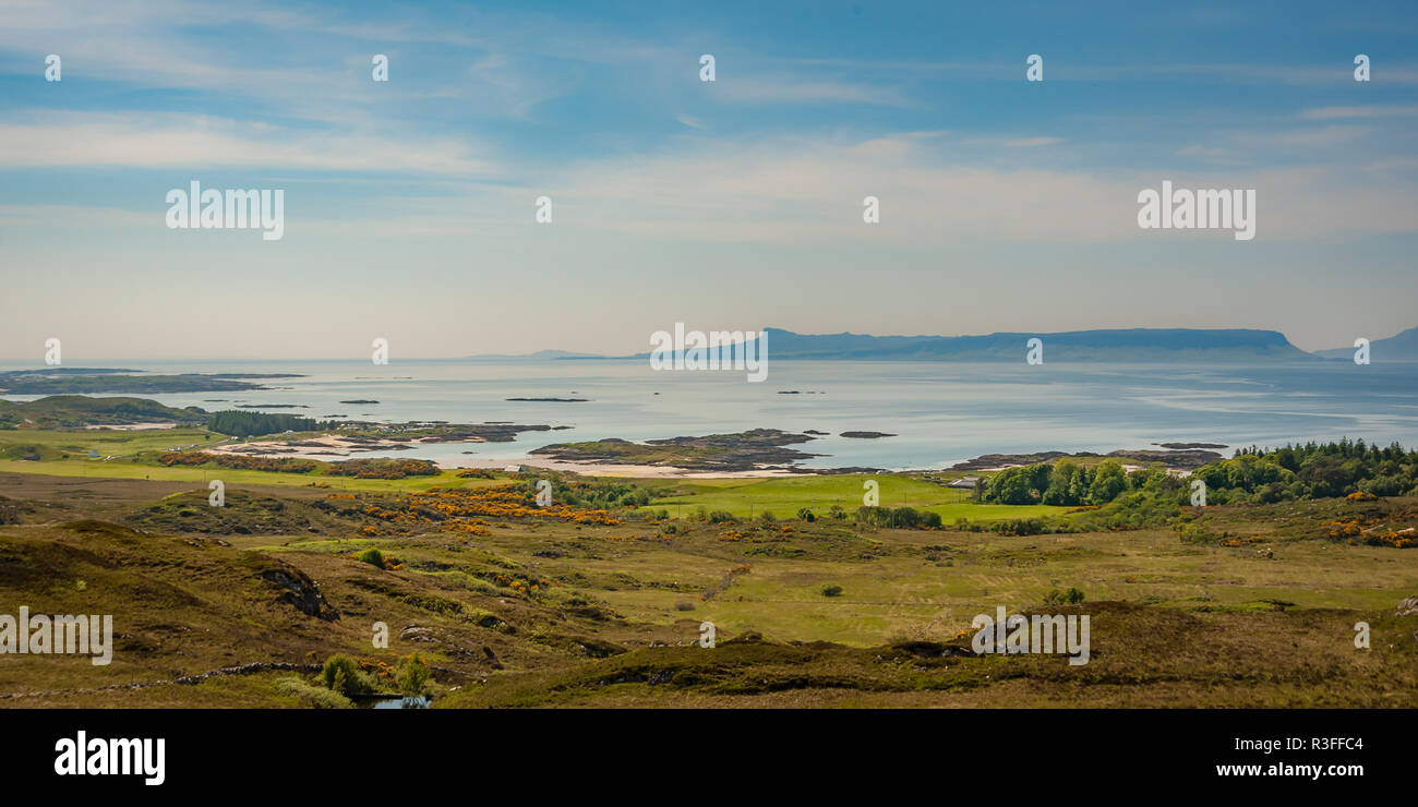 Vista dell'Isola di Skye e delle Ebridi Interne le isole da Arisaig, Scozia in estate Foto Stock