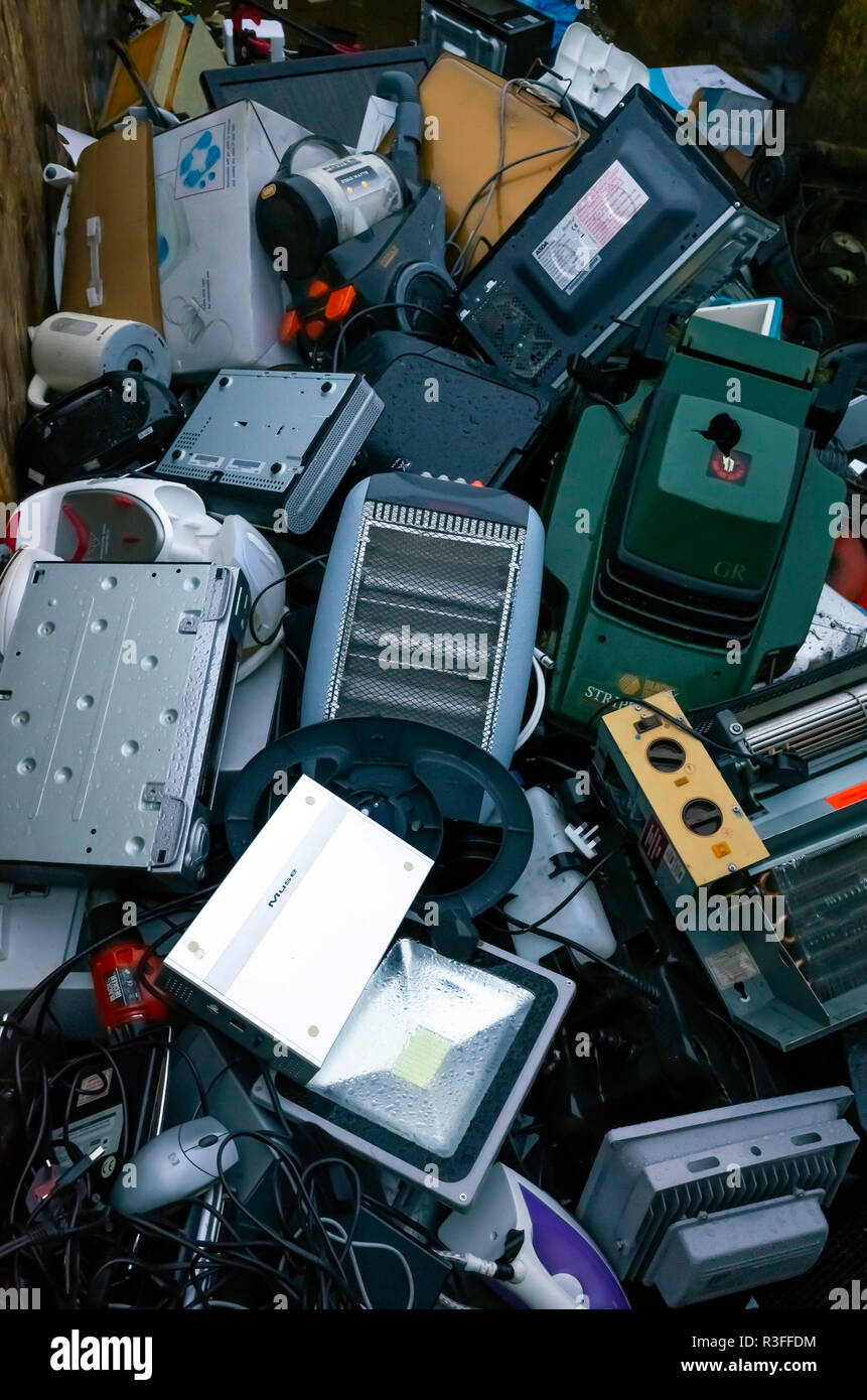 Un Inglese di autorità locale centro di riciclaggio skip per lo smaltimento  di piccoli elettrodomestici Foto stock - Alamy